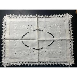 Tapete Vintage de Lino Bordado - Artesanía Textil Tradicional