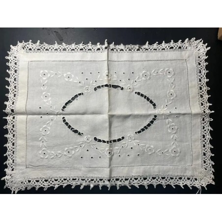 Tapete Vintage de Lino Bordado - Artesanía Textil Tradicional