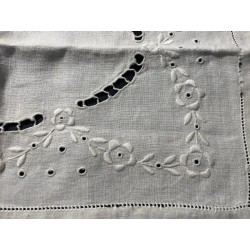 Tapete Vintage de Lino Bordado - Artesanía Textil Tradicional