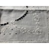 Tapete Vintage de Lino Bordado - Artesanía Textil Tradicional