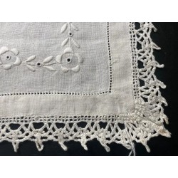 Tapete Vintage de Lino Bordado - Artesanía Textil Tradicional