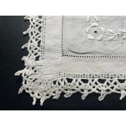 Tapete Vintage de Lino Bordado - Artesanía Textil Tradicional