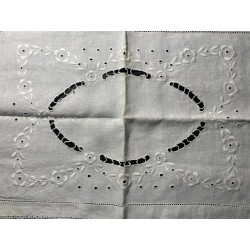 Tapete Vintage de Lino Bordado - Artesanía Textil Tradicional