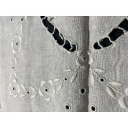 Tapete Vintage de Lino Bordado - Artesanía Textil Tradicional