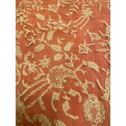 Espectacular mantilla de 3 picos de Bruselas, color crema claro