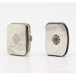 Dos monederos en metal, cuero y nácar con aplicaciones de plata