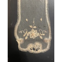 Corbatín Vintage de Encaje de Bruselas - Obra Textil Delicada