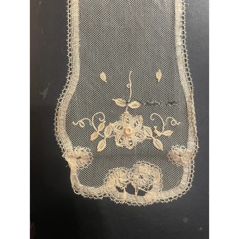 Corbatín Vintage de Encaje de Bruselas - Obra Textil Delicada Corbatín Vintage de Encaje de Bruselas - Obra Textil Delicada