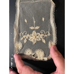 Corbatín Vintage de Encaje de Bruselas - Obra Textil Delicada