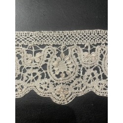 Encaje de Bolillos Vintage - Pieza Artesanal de Delicada Elaboración Manual