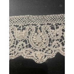 Encaje de Bolillos Vintage - Pieza Artesanal de Delicada Elaboración Manual