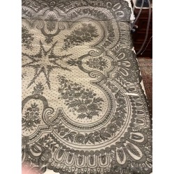 Mantilla cuadrada de cambray, chantilly con dibujo geométrico y floral