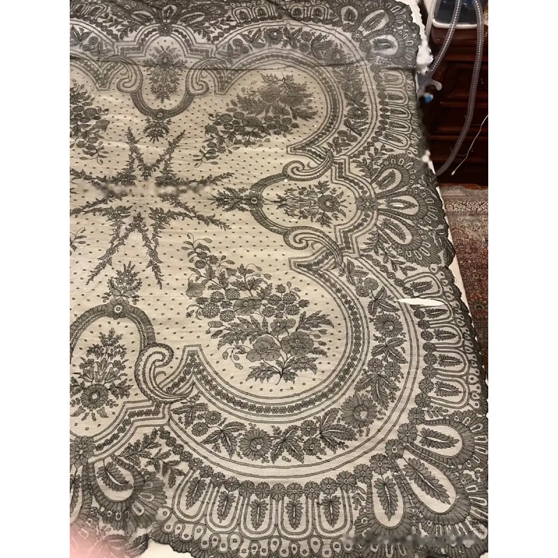 Mantilla cuadrada de cambray, chantilly con dibujo geométrico y floral Mantilla cuadrada de cambray, chantilly con dibujo geométrico y floral