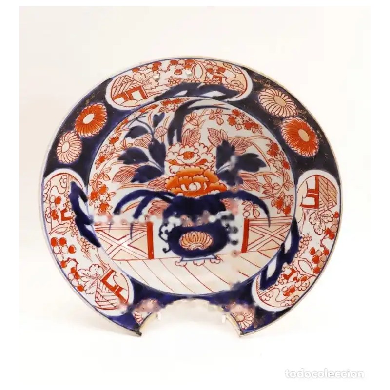 Bacía de porcelana Imari del siglo XIX con flores y escenas costumbristas orientales Bacía de porcelana Imari del siglo XIX con flores y escenas costumbristas orientales