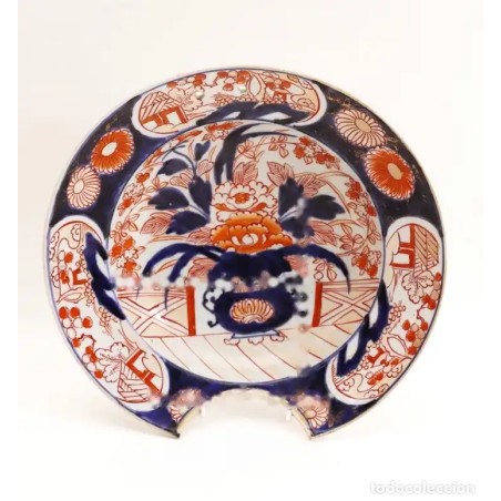Bacía de porcelana Imari del siglo XIX con flores y escenas costumbristas orientales