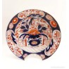 Bacía de porcelana Imari del siglo XIX con flores y escenas costumbristas orientales