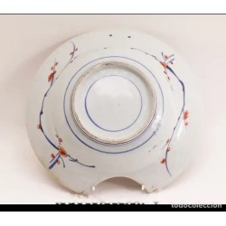 Bacía de porcelana Imari del siglo XIX con flores y escenas costumbristas orientales