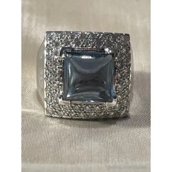 Anillo de Oro Blanco con Zafiro Azul Cuadrado y Diamantes - Joya de Lujo