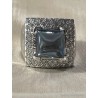 Anillo de Oro Blanco con Zafiro Azul Cuadrado y Diamantes - Joya de Lujo