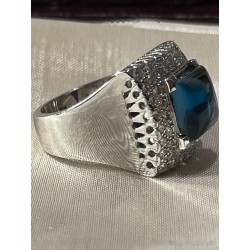 Anillo de Oro Blanco con Zafiro Azul Cuadrado y Diamantes - Joya de Lujo