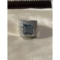 Anillo de Oro Blanco con Zafiro Azul Cuadrado y Diamantes - Joya de Lujo