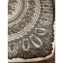 Mantilla cuadrada de cambray, chantilly con dibujo geométrico y floral