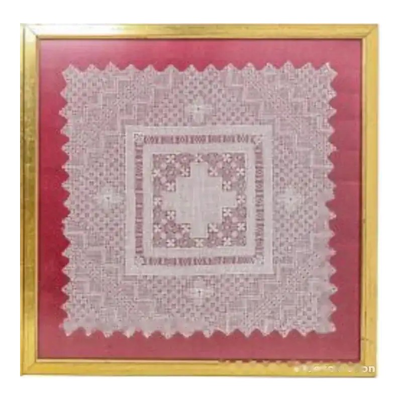 Pañuelo de Encaje Enmarcado sobre Fondo Rojo - Delicada Labor Artesanal