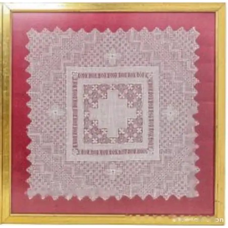 Pañuelo de Encaje Enmarcado sobre Fondo Rojo - Delicada Labor Artesanal