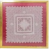 Pañuelo de Encaje Enmarcado sobre Fondo Rojo - Delicada Labor Artesanal