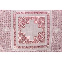 Pañuelo de Encaje Enmarcado sobre Fondo Rojo - Delicada Labor Artesanal