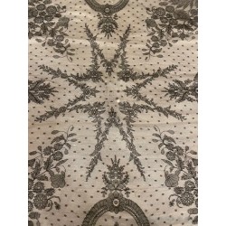 Mantilla cuadrada de cambray, chantilly con dibujo geométrico y floral