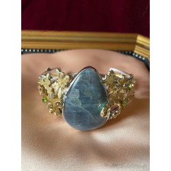 Brazalete Artesanal de Plata y Oro con Labradorita - Diseño Floral Vintage