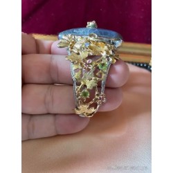 Brazalete Artesanal de Plata y Oro con Labradorita - Diseño Floral Vintage