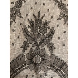 Mantilla cuadrada de cambray, chantilly con dibujo geométrico y floral