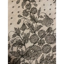Mantilla cuadrada de cambray, chantilly con dibujo geométrico y floral