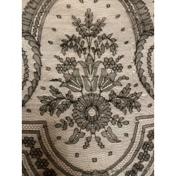 Mantilla cuadrada de cambray, chantilly con dibujo geométrico y floral