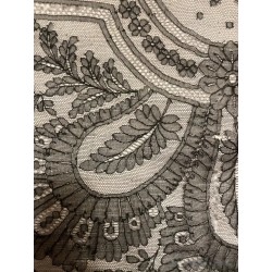 Mantilla cuadrada de cambray, chantilly con dibujo geométrico y floral