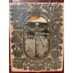Relicario Antiguo Bordado en Plata - Cristo Crucificado Marco Oro S.XVIII Documento
