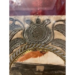 Relicario Antiguo Bordado en Plata - Cristo Crucificado Marco Oro S.XVIII Documento
