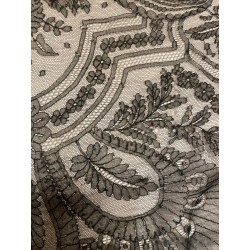 Mantilla cuadrada de cambray, chantilly con dibujo geométrico y floral