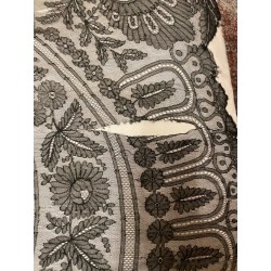 Mantilla cuadrada de cambray, chantilly con dibujo geométrico y floral