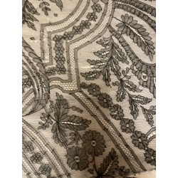 Mantilla cuadrada de cambray, chantilly con dibujo geométrico y floral