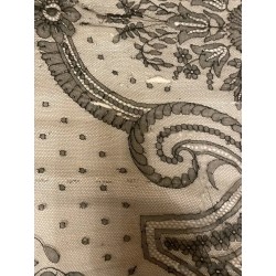 Mantilla cuadrada de cambray, chantilly con dibujo geométrico y floral
