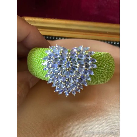 Brazalete Verde Lima con Cristales Azul Lavanda - Cuero Galuchat y Pedrería Elegante