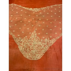 Mantilla de tres picos antigua, bordado floral delicado