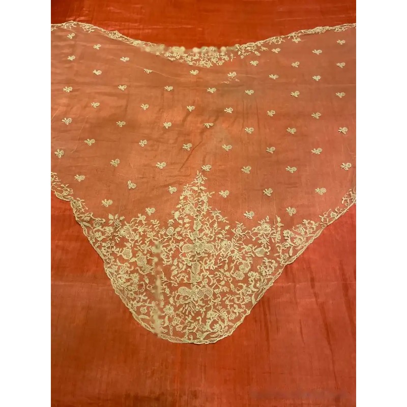 Mantilla de tres picos antigua, bordado floral delicado Mantilla de tres picos antigua, bordado floral delicado