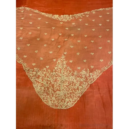 Mantilla de tres picos antigua, bordado floral delicado