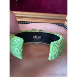 Brazalete Verde Lima con Cristales Azul Lavanda - Cuero Galuchat y Pedrería Elegante