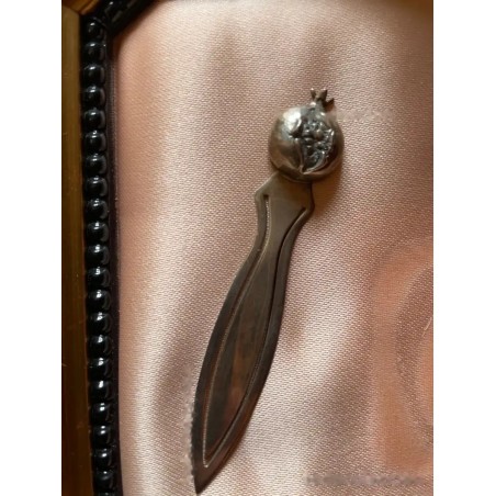 Marcapáginas de Plata Antigua con Diseño de Granada - Pieza Decorativa de Colección