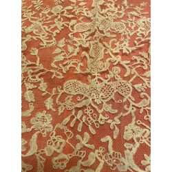 Mantilla de tres picos antigua, bordado floral delicado